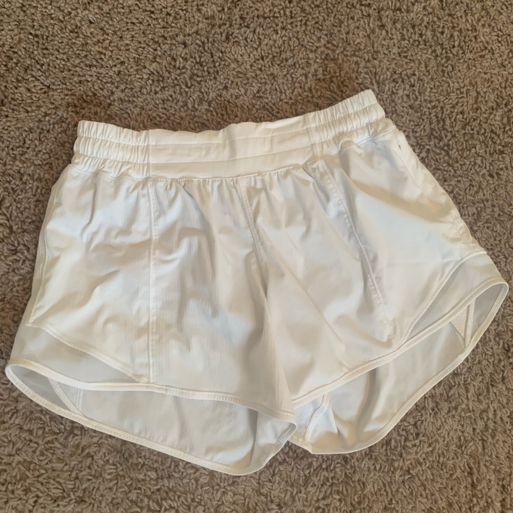 Lululemon shorty Hot LR Short 4” *lined